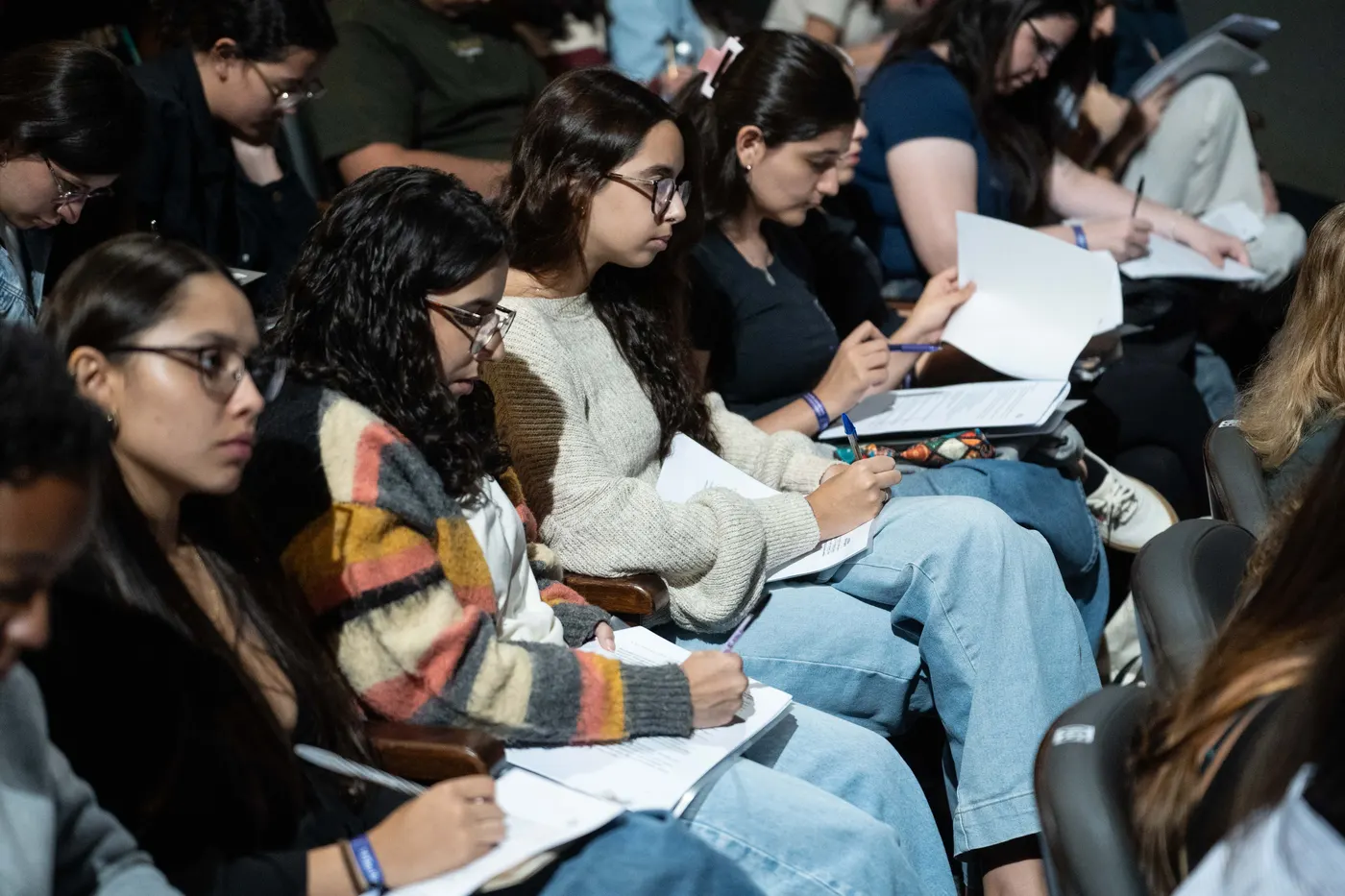 Alunos fazendo anotações no material durante a revisão